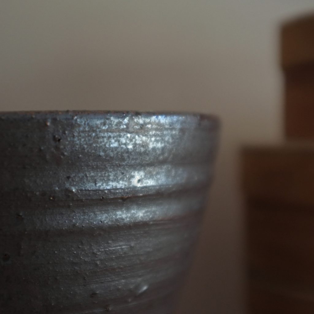 Yksityiskohta kukkaruukusta